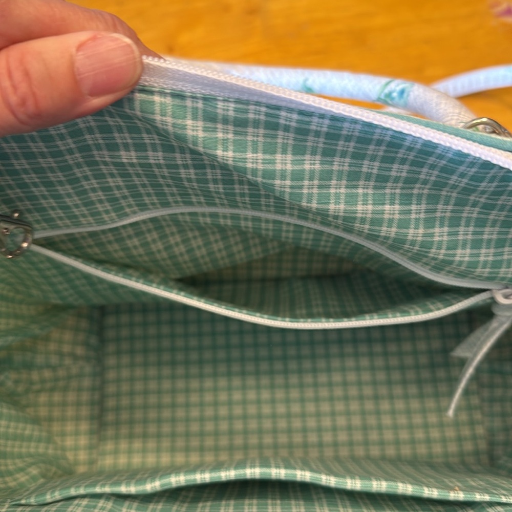 Vintage Vera Bradley. 2 handles, zipper close. 2 pocket inside. Never used - Picture 7 of 16